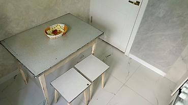 низкий стол для еды: Продаю кухонный комплект: стол + два табурета - Материал: дерево с — 1