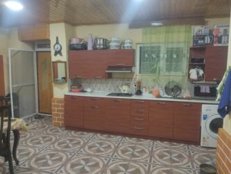 Uzunmüddətli kirayə mənzillər: Tecili Ramani Savxoz da Yola yaxin 3 otaqli temirli Adelni heyet evi — 2