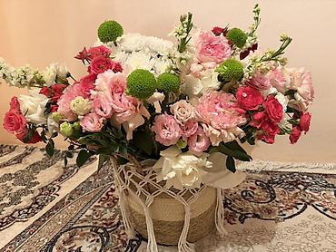 Букеты из живых цветов: Большая цветочная композиция в декоративной корзине - Пышный — 1