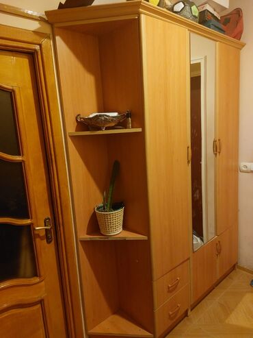 qedimi esyalar: Açılan, 3 qapılı Düz dolab, Qarderob, paltar dolabı