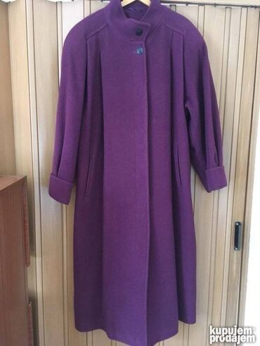 Kaputi: Elegantni ženski kaput, ljubičaste boje, postavljen, kao nov . Sastav — 2