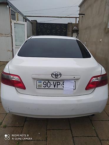 panel pulsuz: Toyota Camry sedan – ağ rəng, geniş və rahat salon. Xüsusiyyətlər: - — 6