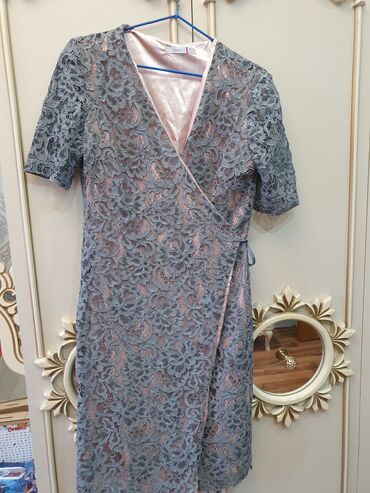 Dəstlər, kostyumlar: Qadın üçlü dəst – qara rəngdə, ağ kvadrat naxışlı. - Dəst: uzun -da lalafo.az — 11 Dəstlər, kostyumlar: Qadın üçlü dəst – qara rəngdə, ağ kvadrat naxışlı. - Dəst: uzun — 11