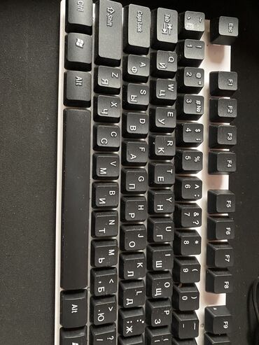 Klaviaturalar: 1 ci şəkildə iki set var maus klaviatura 1 ci olan ağ klaviatura və — 9