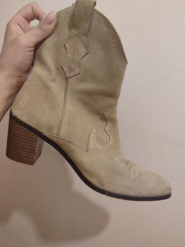 Кроссовки и спортивная обувь: Кеды женские, 2 пары. 1) Белые кожаные кеды: - Минималистичный — 5