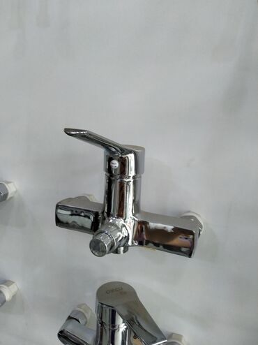 divar kağızları 3d: OKCU markasına məxsus, xrom örtüklü, birqollu su kranı. Hamam və ya