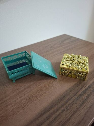 Очки: Mucruler yaşıl qedmi mucrudur 4 manat
qizili reng ise 3 manat