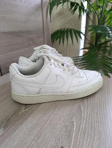 три вершины: Белые кроссовки Nike (модель по ярлыку: DH) - Размер по стельке: US — 2