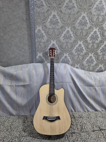 цена гитары для начинающих: 🎸 Продаю акустическую гитару 📏 Размер: 38 дюймов 💰 Цена: 3500 сом