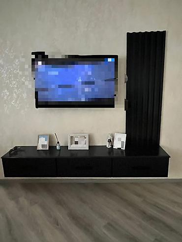 TV altlığı: Məhsul: Divara montaj olunan qara TV stendi və dekor paneli dəsti — 1
