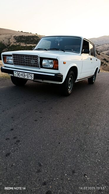 VAZ (LADA): Lada 2107 model ağ rəngli sedan avtomobil. Bu model, öz dözümlülüyü və — 2