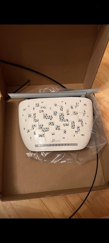 Masaüstü kompüterlər və iş stansiyaları: TP-Link markalı ağ rəngli modem. Cihazın üst hissəsində hava
