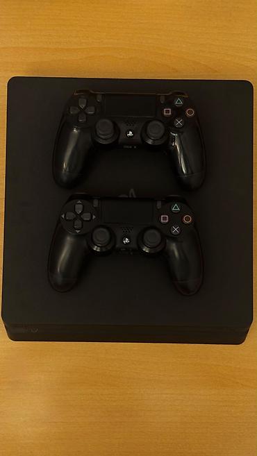 Playstation 4 Slim 1TB İdeal vəziyyətdə 2 original dualshock yanında lalafo.az -da Playstation 4 Slim 1TB İdeal vəziyyətdə 2 original dualshock yanında