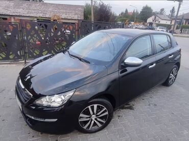 Peugeot: Crni Peugeot 308, kompaktan automobil pogodan za gradsku vožnju i duža — 18