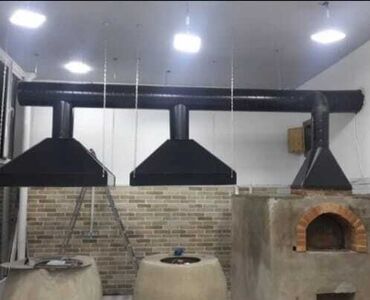 Masalar: Restoran və ya yeməkxana üçün nəzərdə tutulmuş, qara rəngdə, üç