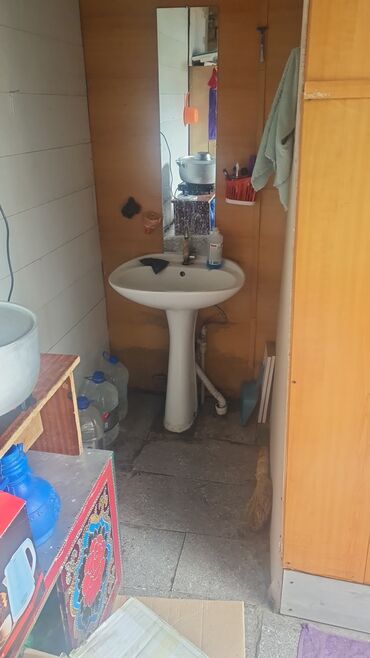 Долгосрочная аренда комнат: 15 м², С мебелью at lalafo.kg Долгосрочная аренда комнат: 15 м², С мебелью