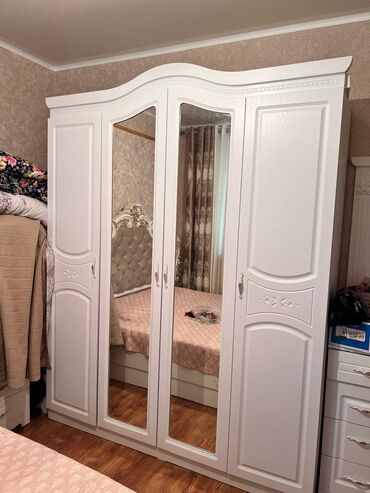 шкаф 4 дверный зеркальный: Спальный гарнитур, Б/у, Двуспальная кровать, Кыргызстан, МДФ, Самовывоз, цвет - Белый