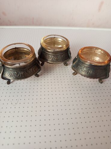 Mətbəx aksesuarları: Dəstə üç ədəd dekorativ duz qabi daxildir. hər biri metal stend