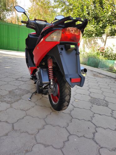 Скутеры: Скутер 50–125 см³ (карбюраторный, вариатор). Яркий красно‑чёрный — 3