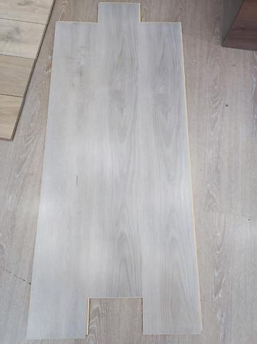 ucuz laminant: Açıq boz rəngli, ağac damarları fakturasına malik döşəmə örtüyü — 1