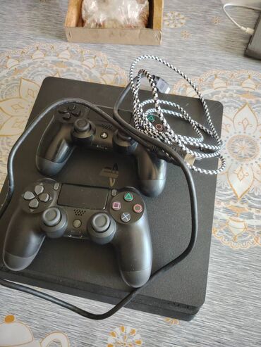 PS4 (Sony Playstation 4): Ps4 slim problemsizdi sadəcə qizmasi var. Ustaya göstərə bilərik