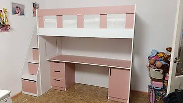 Двухъярусные кровати: Кровать-чердак, выполненная в светлых тонах с розовыми вставками — 2