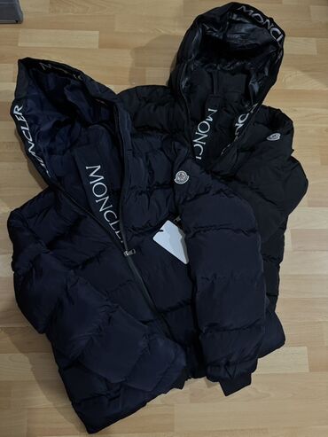 бюстгальтер с открытой спиной: Пуховые куртки Moncler, темно-синие/черные, с капюшоном. Основные