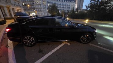 Honda: Honda Accord sedan – qara rəng, 4 qapılı, şəhər/tras üçün komfortlu və — 6