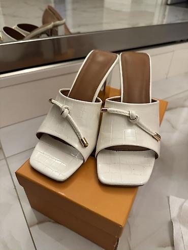Tərliklər: Ağ rəngli qadın mule sandaleti - Model: açıq burunlu, kvadrat formalı — 1