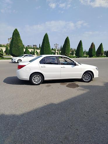 gence masin salonu: Ağ rəngli sedan avtomobil Xüsusiyyətlər: - Gövdə: 4 qapılı sedan, ağ — 1