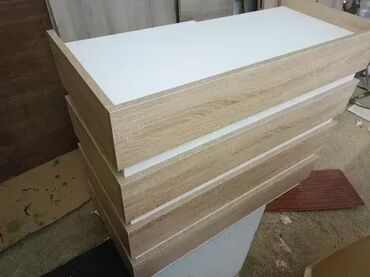 Komode: Pult 12 Materijal i Dekor: Izrađuje se od univera debljine 18mm u — 4