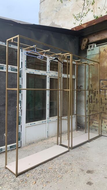 торговое оборудование для магазина одежды: Напольные торговые стойки-рейлы для одежды - Материал каркаса: металл