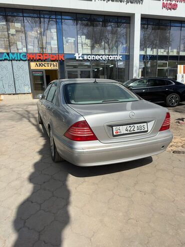 Mercedes-Benz: Автомобиль Mercedes-Benz S-Class в серебристом кузове. Салон отделан