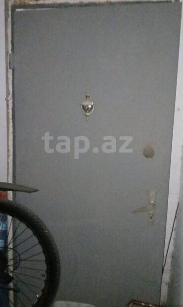 5 ayliq usaq sekilleri: Mənzil üçün İşlənmiş Giriş qapısı Glazok ilə, Ünvandan götürmə