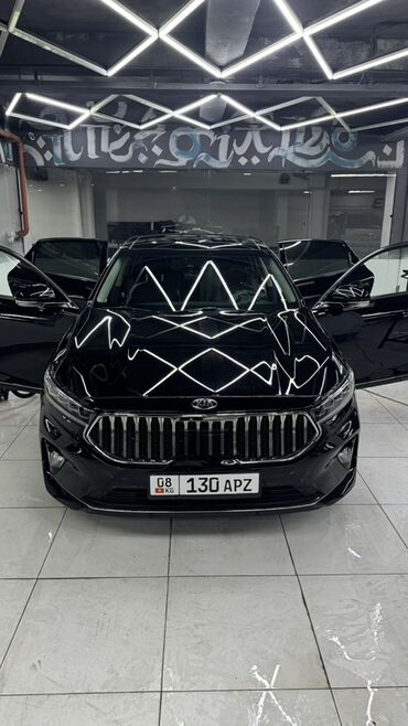 электромобиль neta: Элегантный черный седан Kia K7 с глянцевым кузовом и характерной