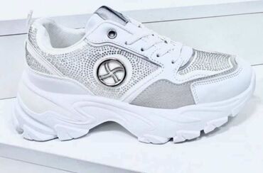 tn patike original: 05. B. patike 
Nesto Novoo
 od 36 do 41
Cena 4000din