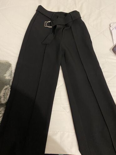 krem pantalone i crna kosulja: XS (EU 34), S (EU 36), Visok struk, Zvoncare