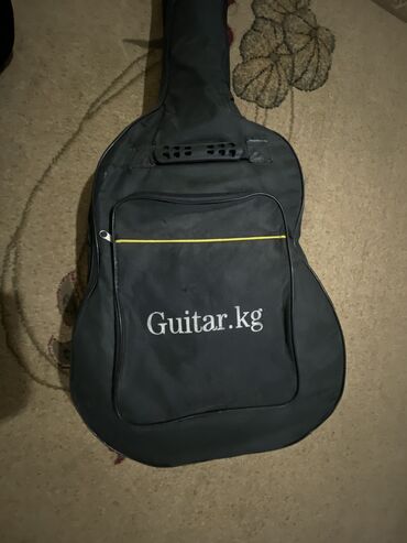 Гитары: На гитаре есть царапины и наклейки,хорошо звучит,струны хорошие — 3