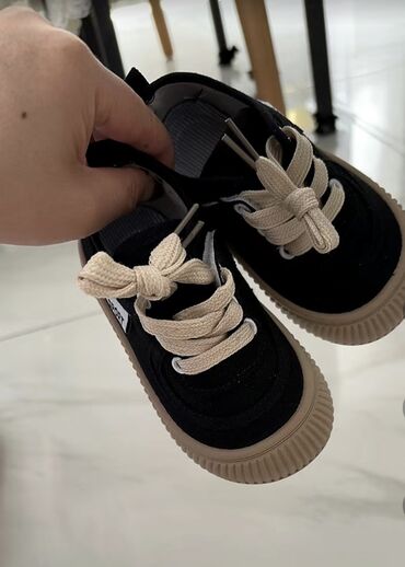 подростковая обувь для мальчиков: Продается абсолютно новая обувь подойдет для мальчика и на девочку