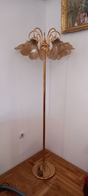luster sa blututom: Podna lampa, Upotrebljenо