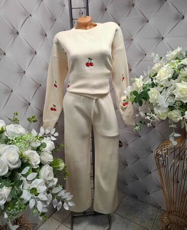 Kompleti: Ženski pleteni komplet – džemper i pantalone sa motivima - Model — 4