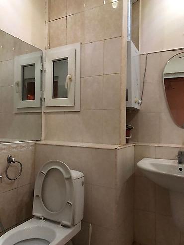 Квартиры: 6mkr., Nəsimi metrosunun yanında 5/3, 1 otaqlı ev kirayə verilir. Evdə — 4