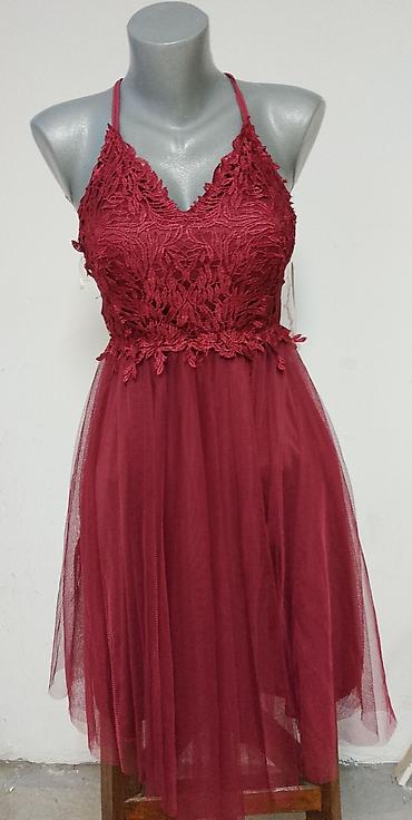 aksa: Elegantna haljina u boji vina/burgundi. - Gornji deo: bogata čipka sa — 4