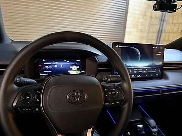 b y d: Toyota Corolla: 2026 г., 1.8 л, Вариатор, Гибрид, Седан — 10