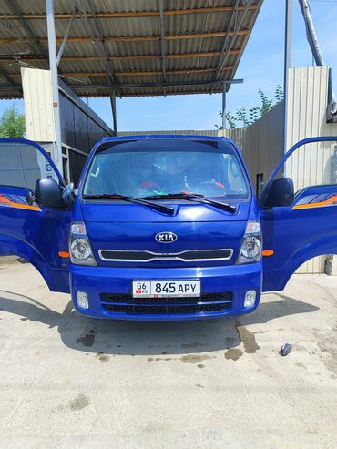 ош мерседес: Синий грузовик Kia Bongo III с открытыми дверями, готовый к погрузке