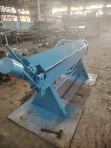 Mavi rəngli metal bükmə maşını, metal vərəqlərin dəqiq bükülməsi üçün