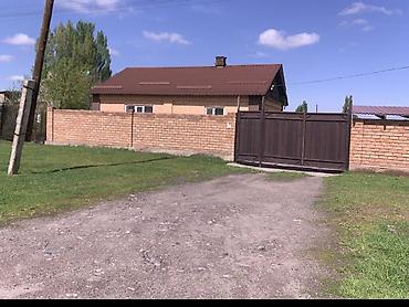 Продажа коттеджей и домов: Продается жилой дом с кирпичным ограждением и откатными металлическими — 1