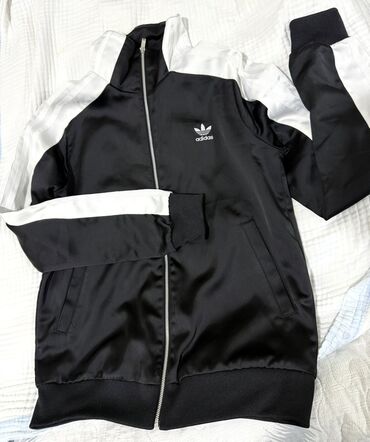 Олимпийки: Adidas Originals спортивная олимпийка
размер М 
400 сом
