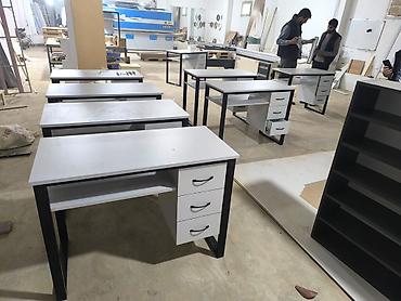 Ofis mebeli: Ofis/iş masası – metal karkaslı, çekmecəli - Dizayn: Ağ üst səth və — 1