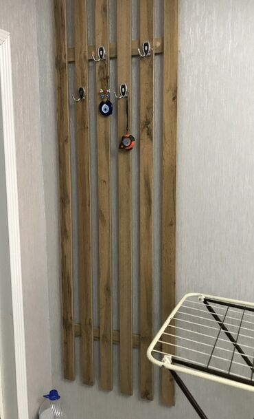 купить кольца для колодца: Настенная вешалка из деревянных реек с металлическими крючками